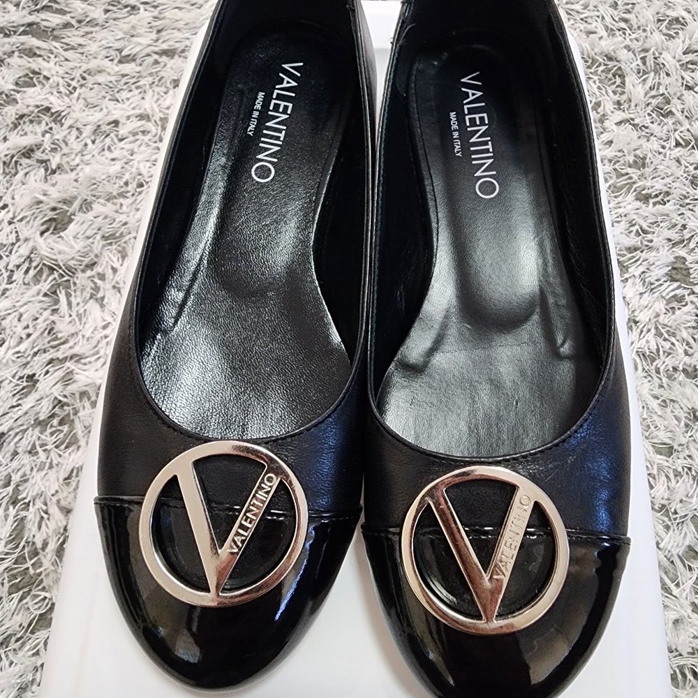 Women's Valentino Flats Size 8 Great Condition